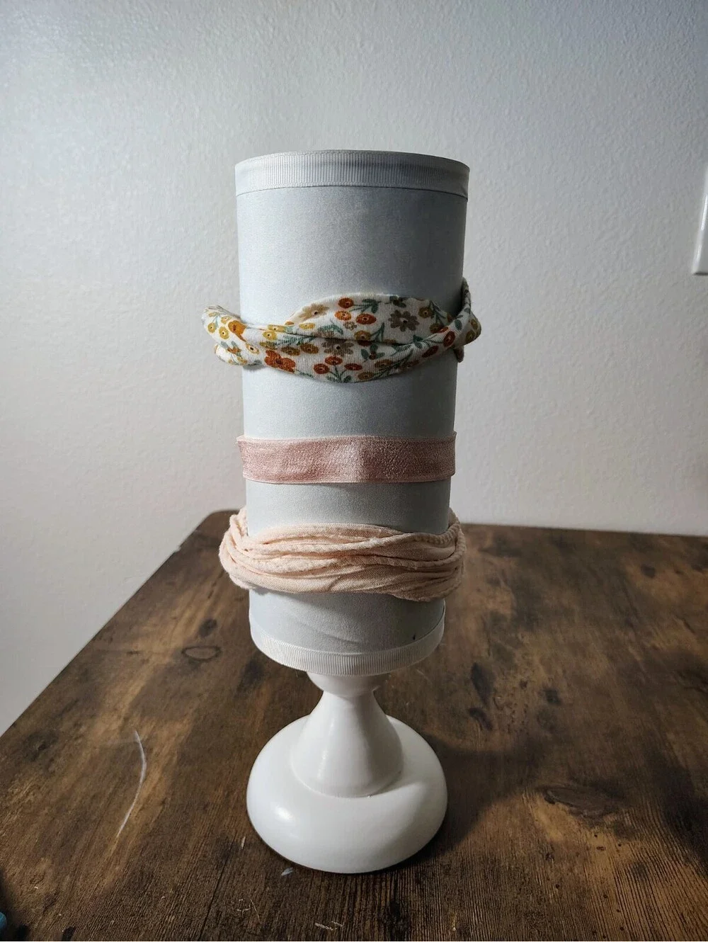 Baby Headband Holder Display Stand White Pedestal Tower Organizer with 3 Bows